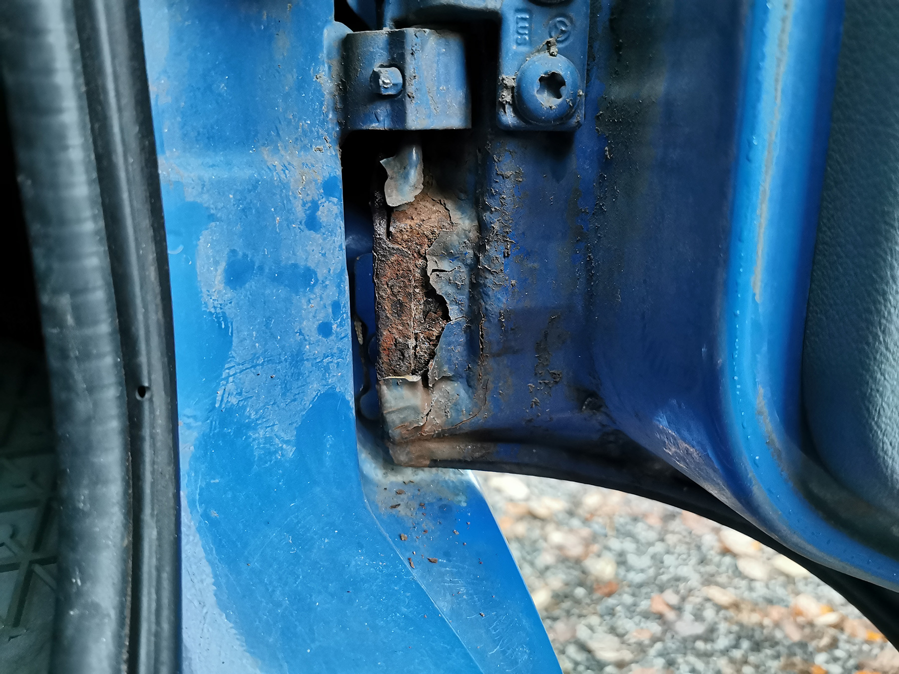 Here's the passenger door. It's been fixed on the front, but not on the back so the rust can just continue. Must fix this.